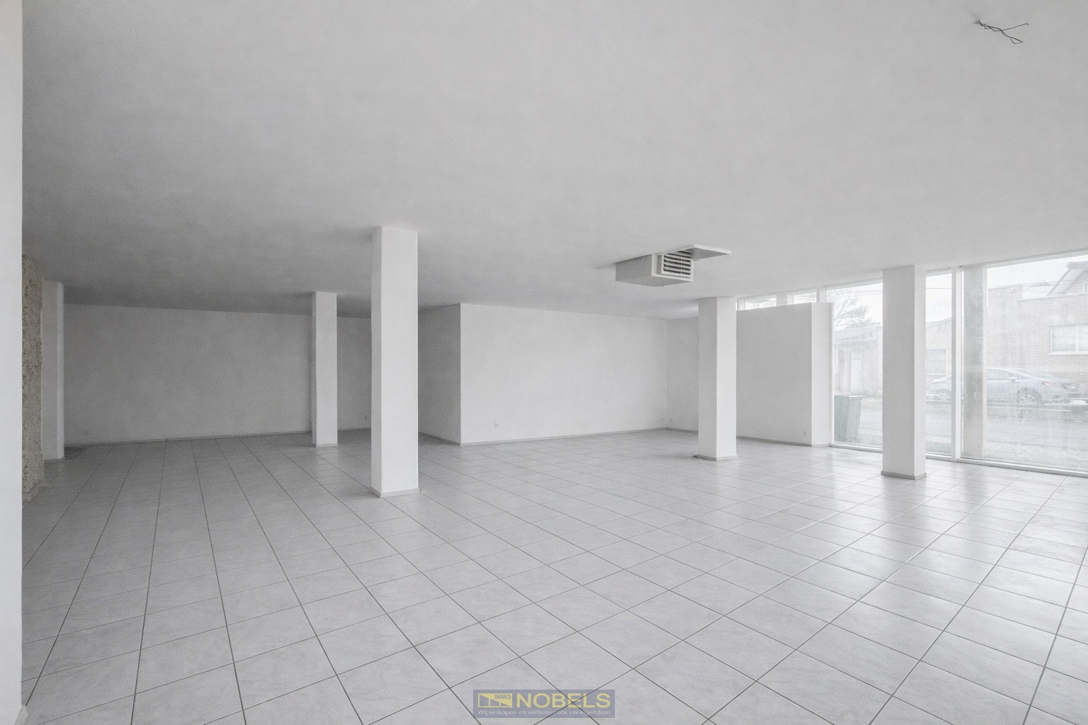 Te koop, Ruime toonzaal met tal van mogelijkheden te Lierde! - foto 2