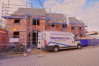 <span>Laatste woning te koop!<br />Wij gaan drie nieuwbouwwoningen met zuidgeoriënteerde tuinen realiseren in het centrum van Bornem telkens met inpandige garage. De woningen hebben mooie oppervlaktes variërend tussen 226m² en 240m² en worden afgewerkt met kwaliteitsvolle materialen, die u zelf kan bepalen.</span><br /> <br /><span>Deze woning heeft een bewoonbare oppervlakte van 226m² en is op het gelijkvloers voorzien van een inkomhal, inpandige garage, gastentoilet, ruime berging, traphal, zitplaats en eetplaats met open keuken, die uitzicht geeft op de zuidgeoriënteerde tuin met terras. Op de verdieping bevinden zich drie slaapkamers, waarvan één met een ruime dressing, een badkamer met ligbad, douche en dubbele wastafel, en een homeoffice. De zolderruimte, die bereikbaar is via de vaste trap in de nachthal heeft een oppervlakte van 28m² en biedt nog tal van mogelijkheden.</span><br /><br />Grondaandeel onder registratie en constructie onder 21% of 6% BTW. <br /><br /><span>Interesse? Contacteer ons op 052/41.41.94 of info@rosiersderidder.be</span><br /><br />Referentie: 5316