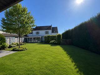 Ben jij op zoek naar een ruime woning met heel wat mogelijkheden? Deze mooie woning heeft maar liefst 287 m2 bewoonbare ruimte, met de mogelijkheid om nog met 96m2 uit te breiden op zolder en is gelegen op een perceel van 13a 47ca met vrij uitzicht over het achtergelegen landelijk groen. De buitenruimte en terrassen zijn een oase van rust waar je ten volle kan genieten en ontspannen.<br />Er is een grote inkomruimte, waar eventueel plaats is voor het maken van een afzonderlijk bureau. Aansluitend is de tussenruimte met trap, vestiarie en eetruimte met zicht op de tuin en kom je in de grote lichtrijke leefruimte met zit- en eethoek. Vervolgens is een afzonderlijk, geïstalleerde keuken met toegang tot de grote veranda. Op het gelijkvloers is daarnaast een wasruimte, toilet, en extra plaats voor een eventuele tweede badkamer of berging. De grote garage is voorzien van een sectionale poort en cv-ruimte. Hierboven is een zolder, ideaal voor extra opslag of zelfs toekomstige slaapkamer. <br />Op de eerste verdieping zijn 4 slaapkamers en een badkamer met douche, toilet, dubbele lavabo en plaats voor ligbad. De zolderverdieping biedt nog heel wat mogelijkheden voor inrichting en kan verbonden worden met de zolder boven de garage. De 2 droge kelders bieden nog heel wat bergruimte kortbij de keuken.<br />In de tuin bevinden zich nog 2 bergruimtes, een tuinhuis, een schuilstal voor kleine weidedieren en bovendien 3 terrassen, die je kan kiezen naargelang het tijdstip van de dag. Kortom dit is een ideale karaktervolle woning met bovendien goede verbindingen naar Herzele, Ninove en Geraardsbergen en mogelijkheden voor renovatie.<br />Mis deze kans niet om eigenaar te worden van deze droomwoning te Herzele en neem contact op met Kristien: 0475 496218