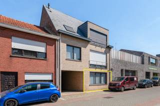 <p><span>Op zoek naar een </span><span>instapklaar appartement</span><span> met een groot terras én garage? Dit verzorgde appartement combineert een praktische indeling met een aangename buitenruimte en bevindt zich in een </span><span>kleinschalig gebouw met slechts 3 entiteiten</span><span>, waardoor de </span><span>gemeenschappelijke kosten beperkt</span><span> zijn.</span></p><p><span>Het appartement omvat een aangename </span><span>woonkamer met open keuken</span><span>, een afzonderlijke </span><span>berging met aansluiting voor wasmachine en droogkast</span><span> en een </span><span>apart gastentoilet</span><span>. Verder zijn er </span><span>2 slaapkamers</span><span> en een badkamer uitgerust met een </span><span>douche en badkamermeubel</span><span>.</span></p><p><span>Een absolute troef is het </span><span>ruime terras van maar liefst 44 m²</span><span>, ideaal om te genieten van de buitenlucht of gezellig te tafelen. Daarnaast beschikt het appartement over een </span><span>ruime garage met elektriciteit</span><span>, wat zorgt voor extra comfort en bergruimte.</span></p><p><span>Tot slot beschikt het appartement over een </span><span>conforme elektrische installatie</span><span> en een </span><span>EPC-label C</span><span>.</span></p><p><span>Kortom, een </span><span>instapklaar appartement</span><span> met een praktische indeling, </span><span>lage gemeenschappelijke kosten</span><span> en een </span><span>uitzonderlijk ruim terras</span><span>, aangevuld met een </span><span>ruime garage</span><span>.</span></p>
