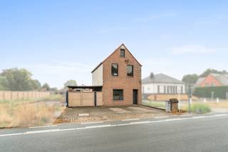 [[ DIT PAND NEEMT DEEL AAN DE ERA OPEN HUIZEN DAG OP 19/9 VAN 16:00 TOT 17:00 ]]
<p><strong>Ligging &amp;amp; indeling</strong><br />Deze topper, gelegen aan de Assenedesteenweg 287 in Zelzate, biedt een mooie combinatie van comfort en mogelijkheden. U wordt verwelkomd in een ruime inkomhal die toegang biedt tot de woonkamer, waar heel wat mogelijkheden zijn om de woning naar eigen smaak en behoeften in te richten.</p>

<p>Centraal in de woning bevindt zich de keuken, uitgerust met de nodige toestellen. Onder de trap is een praktische berging voorzien, ideaal voor extra opbergruimte. Achteraan bevindt zich een ruime wasplaats met aansluitingen voor wasmachine en droogkast. Daarnaast is er een apart toilet aanwezig. De badkamer bevindt zich aan de zijkant van de woning en is uitgerust met een wastafel, bad en douche.</p>

<p>Op de eerste verdieping bevinden zich de nachthal en drie ruime slaapkamers. Daarnaast beschikt de woning over een ruime zolder (met vaste trap), die heel wat extra opbergmogelijkheden biedt en eventueel verder kan worden benut naar eigen wens.</p>

<p>Achteraan de woning komt u terecht in de absolute troef van deze eigendom: een zonnige en kindvriendelijke tuin met terras. Dankzij de zonnige buitenruimte en privacy geniet u hier volop van rust en ontspanning.<br /><br /><strong>Troeven</strong></p>

<ul><li><strong>Ruime woning met tal van mogelijkheden</strong></li><li><strong>Voldoende parkeergelegenheid (en CARPORT)</strong></li><li><strong>3 Slaapkamers</strong></li><li><strong>Ruime bergzolder</strong></li><li><strong>Praktische wasplaats en berging</strong></li><li><strong>Aparte berging in de tuin</strong></li><li><strong>Zonnige en kindvriendelijke tuin</strong></li><li><strong>Terras met veel privacy</strong></li><li><strong>Interessant als starters-, gezinswoning of investering</strong></li></ul>

<p><strong>UW DROOMWONING? ZO GEVONDEN!</strong></p>