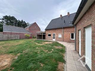 Deze alleenstaande woning bestaat uit: inkomhal - toilet - keuken - berging - wasplaats - living - oprit - carport - terras - tuin - extra bergruimte - buitentoilet - nachthal - toilet bovenverdieping - badkamer - 3 slaapkamers. <br /><br />De woning is voorzien van 12 zonnepanelen. <br /><br />Huurprijs woning 950 €/mnd. <br />EPC-Label C