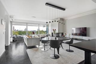 Luxe appartement met uniek zicht over Antwerpen!De ruime leefruimte geniet van veel lichtinval dankzij de grote glazen ramen die tegelijk een...