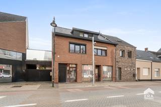 <br />Bent u op zoek naar een ruime woning met een centrale ligging, een grote tuin en heel wat mogelijkheden? Dan is deze woning aan Vaartstraat 11 in Balen zeker het ontdekken waard.<br />De woning geniet van een bijzonder interessante ligging vlak bij het centrum van Balen. Winkels, scholen, horeca en dagelijkse voorzieningen bevinden zich op korte afstand. Ook het openbaar vervoer is vlot bereikbaar, met bushaltes op wandelafstand en het station van Balen op slechts enkele minuten. Daarnaast zorgen de nabijgelegen verbindingswegen voor een goede bereikbaarheid van omliggende gemeenten.<br />Ondanks deze centrale ligging beschikt de woning over een ruime tuin, waardoor u achter de woning geniet van een aangename buitenruimte. De tuin is bovendien bereikbaar met de wagen, wat een praktische meerwaarde is.<br /><br /><strong>Troeven </strong>
<ul><li>Zeer centrale ligging in Balen - centrum</li><li>Ruime woning</li><li>3 slaapkamers - waarvan slaapkamer op gelijkvloers</li><li>Praktische wasruimte</li><li>Ruime tuin</li><li>Tuin bereikbaar met de wagen</li><li>Tal van mogelijkheden om de woning naar eigen smaak aan te passen</li><li>Winkels, scholen en voorzieningen op korte afstand</li><li>Goede verbinding met openbaar vervoer en omliggende gemeenten</li><li>EPC-label D: geen renovatieverplichting op basis van het huidige EPC.</li></ul>
Een ruime woning met karakter, een grote tuin en vooral heel veel mogelijkheden, dit op een bijzonder centrale locatie in Balen. Bent u benieuwd naar de ruimte en indeling die deze woning te bieden heeft? Dan nodigen wij u graag uit om ze zelf te komen ontdekken.