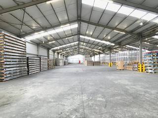 Entrepôt/atelier d'environ 2 150 m² situé dans la zone industrielle de Tielt-Zuid à Tielt.<br /><br />Spécifications :<br />- 4 portes sectionnelles - 2 sur la paroi avant, 2 sur la paroi latérale<br />- hauteur : env. 6 m<br />- sol en béton ciré<br />- lucarnes<br />- électricité <br />- éclairage<br /><br />Possibilité de louer un espace extérieur supplémentaire, adapté au stockage juste à côté de l'entrepôt.<br />