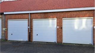 GARAGEBOX te huur in een garagecomplex in de Pieter de Conincklaan te Sint-Andries Brugge. Met nieuwe poort ! ** ** Afmetingen : 2.88 x 6.70 = 19.30 m² ** ** Beschikbaar 1 oktober 2026 ** ( Kan vroeger vrij zijn! )