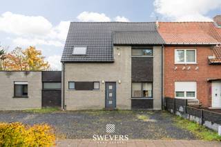 Interesse? Meer informatie op www.SWEVERS.be. - Deze charmante halfopen woning in een rustige, groene straat van Houthalen-Helchteren...