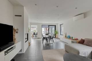 Belle maison prête à emménager, avec 4 à 5 chambres et une surface habitable de 226 m². Aménagement : rez-de-chaussée : hall d'entrée spacieux...