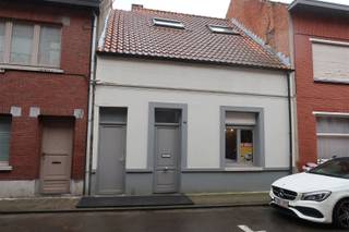 Deze ideale starterswoning heeft alvast drie grote troeven: GEEN renovatieplicht, de zij- ingang en mogelijkheid tot het huren van een GARAGE...