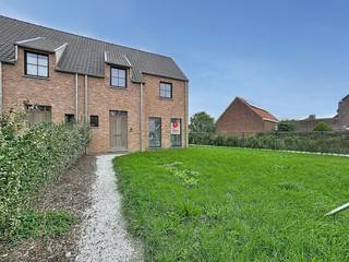 NIEUWBOUWWEEKEND 24 & 25/10/2026. Maak nu jouw afspraak en ontdek de laatste woning te koop tijdens het nieuwbouwweekend. Laat je verrassen door deze ruime, lichtrijke woning! Tot dan?<br />Koop nu en krijg 3.500 euro handelswaarde op buitenaanleg of gordijnen of schilderwerken!<br /><br />Stijlvol nieuwbouwhuis te koop in Elverdinge met drie slaapkamers, ruime dubbele garage en tuin. Deze halfopen woning is uitermate geschikt voor wie op zoek is naar een centraal gelegen woning tussen Ieper, Poperinge en Vleteren. Dit huis wordt afgewerkt verkocht en komt in aanmerking voor 6% BTW (ook investeerders)! Verder is dit huis erg energiezuinig gebouwd en wordt er gewerkt met warmtepomp, regenwater, superisolerend glas,... <br /><br />INDELING <br />Gelijkvloers: Inkomhal met apart toilet - ruime woonkamer met mooie raampartijen, zithoek en eetplaats - open volledig geïnstalleerde keuken met eiland - ruime aangrenzende berging bij de keuken met aansluitingen voor wasmachine - achtertuin met toegang naar de dubbele garage, voorzien van automatische poort.<br /><br />Eerste verdiep: Nachthal - drie slaapkamers - badkamer met dubbel lavabomeubel en inloopdouche - berging - apart toilet.<br /><br />Verder heeft deze woning nog een ruime zolder, toegankelijk via zolderluik.<br /><br />ALGEMEEN<br />- Perceel 429m²<br />- Energiezuinig (max E-peil 30)<br />- Superisolerende beglazing<br />- Regenput 10.000L<br />- Ventillatie type D<br />- Verwarming met warmtepomp<br />- In aanmerking voor 6% BTW<br />- Dubbele garage, zeer ruim!<br /><br />Bestuursmaatregelen in het maatregelenregister: nee