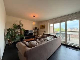 Dit prachtige duplex appartement is rustig gelegen in het centrum van Paal.Via de trap bereiken we de eerste verdieping waar we via de inkomhal de...