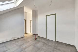 Voor meer info of een bezoek, bel 053 59 49 34 - In het centrum van Aalst bevindt zich dit charmevol nieuwbouwproject “De Kluys”. Deze toplocatie biedt u de kans om in het centrum te wonen, zonder de drukte te ervaren (eenrichtingsstraat). Binnen dit project worden er 13 entiteiten ontwikkeld, bestaande uit zowel éénslaapkamer, tweeslaapkamer als drieslaapkamer/penthouse appartementen. Deze <strong>BEN-appartementen</strong> zijn voorzien van warmtepomp, luchtdichte isolatie, vloerverwarming en zonnepanelen! De hoogwaardige materialen waarmee uw appartement wordt afgewerkt, kan nog naar eigen smaak worden gekozen! Aan de achterzijde van het gebouw bevinden zich de autostaanplaatsen of carports. <br /><br /><strong>*Prijs vermeld in de advertentie betreft prijs excl. BTW en kosten.</strong>