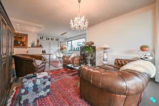 Dit lichtrijk en energiezuinig hoekappartement is gelegen op de gelijkvloers verdieping van residentie 'De Neerveust'. De locatie wordt gekenmerkt door zijn rustige ligging nabij kasteelpark Blauwhuis alsook de uitstekende bereikbaarheid in het hart van de stad op ca. 400m van het station en de Grote Markt. De bewoonbare oppervlakte van het appartement bedraagt ca. 91 m² (volgens EPC-attest). Indeling: inkomhal met gastentoilet, leefruimte met eet- en salongedeelte, geïnstalleerde keuken, berging met aansluiting voor de wasmachine, badkamer (voorzien van douche en lavabomeubel) en twee slaapkamers beide voorzien van ingemaakte kasten. Daarnaast beschikt het appartement over een aangenaam terras met tuintje. Tot slot is er in de omgeving voldoende parkeergelegenheid. CV op aardgas (condensatieketel anno 2013) | HR-beglazing, aluminium schrijnwerk | Gunstig B-label in het EPC | Lift aanwezig. 051 67 67 57 www.bordes.be