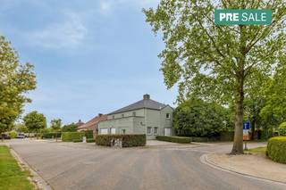 This former doctor's home with a practice room is located in a popular residential area of Hoogstraten, located on a beautiful plot with lots...