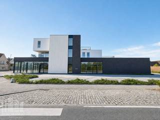 Gloednieuwe gelijksvloerse casco <strong>handels- of kantoorruimte</strong> met een oppervlakte van <strong>503 m²</strong> te huur.<br />Fantastisch gelegen langs de commerciële Torhoutsesteenweg met een vlotte bereikbaarheid met het openbaar vervoer. Geniet dankzij de talrijke raampartijen van veel natuurlijk lichtinval. In combinatie met de ligging is dit dé ideale locatie om uw bedrijf in de kijker te zetten.<br /><br />De ruimte is volledig casco en kan naar eigen wens worden ingericht, waarbij de talrijke raampartijen zorgen voor een overvloed aan natuurlijk licht. Dit, in combinatie met de toplocatie, maakt dit de ideale plek voor uw bedrijf. De ruimte is beschikbaar bij oplevering en biedt tal van mogelijkheden voor verschillende bedrijfsactiviteiten.<br />Ruime parkeermogelijkheden. Beschikbaar bij oplevering.<br />Eventueel op te splitsen in twee ruimtes.<br /><br />Contacteer <strong>PANORAMA B2B</strong> voor bijkomende (technische) inlichtingen, plannen of een vrijblijvend plaatsbezoek <strong>0479 70 70 73</strong>.