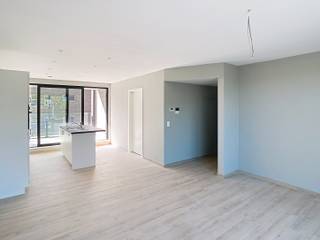 <p>Dit nieuwbouwappartement met 2 slaapkamers in het centrum van Lubbeek biedt een aangename combinatie van modern wooncomfort, ruimte en een praktische ligging. Het appartement is onmiddellijk beschikbaar en vormt een aantrekkelijke woonplek voor wie op zoek is naar een instapklaar appartement met ruime leefruimte, twee terrassen en hedendaagse technieken.</p><p> </p><p>Bij binnenkomst kom je terecht in een verzorgde inkomhal die toegang geeft tot de verschillende leefruimtes. De ruime leefruimte vormt het hart van het appartement en geniet dankzij de open keuken van een aangenaam en ruimtelijk gevoel. De keuken is praktisch ingericht en beschikt over een vaatwasmachine, combioven en koelkast, waardoor je over alle nodige toestellen beschikt voor het dagelijkse comfort.</p><p> </p><p>Vanuit de leefruimte heb je toegang tot twee terrassen. Achteraan bevindt zich een bijzonder ruim terras dat over de volledige lengte van het appartement loopt. Dit vormt een mooie verlenging van de leefruimte en biedt volop mogelijkheden om buiten te genieten, te ontspannen of gezellig te tafelen. Ook aan de voorzijde beschikt het appartement over een terras.</p><p> </p><p>Het appartement beschikt over 2 slaapkamers. De badkamer is uitgerust met een ligbad waarin je ook kunt douchen en een dubbele lavabo. Daarnaast is er een afzonderlijk gastentoilet, wat het dagelijkse gebruik bijzonder praktisch maakt.</p><p> </p><p>Ook op het vlak van comfort en technieken is dit nieuwbouwappartement volledig afgestemd op hedendaags wonen. Vloerverwarming zorgt voor een aangename warmteverdeling, terwijl het ventilatiesysteem D bijdraagt aan een comfortabel binnenklimaat. Water en elektriciteit zijn individueel. Voor de gemeenschappelijke kosten wordt een provisie van 60 euro per maand voorzien.</p><p> </p><p>Praktische bergruimte is eveneens aanwezig. Bij het appartement hoort een kelderberging en er is bovendien extra bergruimte boven in het appartement, in de ruimte waar de technische installaties zich bevinden. Hier zijn ook aansluitingen voor een wasmachine en droogkast voorzien. Daarnaast beschikt het appartement over een autostaanplaats, een praktische troef voor wie over een wagen beschikt.</p><p> </p><p>De ligging in het centrum van Lubbeek maakt het geheel extra aantrekkelijk. Je woont centraal en combineert het comfort van een nieuwbouwappartement met de nabijheid van de voorzieningen van de gemeente. De combinatie van 2 slaapkamers, een ruime leefruimte met open keuken, twee terrassen, een autostaanplaats en verschillende bergruimtes maakt dit appartement bijzonder compleet.</p><p> </p><p>De huurprijs bedraagt 995 euro per maand, met een provisie van 60 euro per maand voor de gemeenschappelijke kosten. Water en elektriciteit zijn individueel. Het appartement is onmiddellijk beschikbaar. Interesse in dit nieuwbouwappartement in Lubbeek, neem dan gerust contact op voor meer informatie of een bezoek via www.living-stone.be! </p>