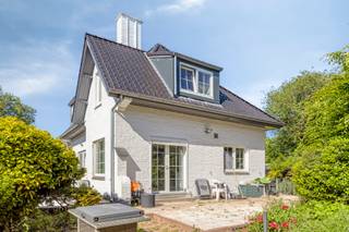 <p>Stijlvolle, instapklare villa op een toplocatie in een doodlopende straat, vlakbij scholen, centrum en openbaar vervoer. Deze charmante woning werd in 2017 grondig gerenoveerd door de huidige eigenaar, inclusief een nieuw dak.</p><p>Met een bewoonbare oppervlakte van 144 m² geniet u van een lichtrijke inkomhal, een open leefruimte en een recente high-end keuken die uitgeeft op het zonnige, zuidgeoriënteerde terras en de tuin. Op de verdieping bevinden zich 3 volwaardige slaapkamers en een luxueuze badkamer. Extra stockage nodig? De woning beschikt eveneens over een kelder.</p><p>Parkeren kan gemakkelijk in de private garage en op de meerdere aanwezige staanplaatsen.</p><p>Mis deze unieke opportuniteit niet en schrijf u snel in voor onze kijkdag op vrijdag 19 juni via onderstaande knop "afspraak".</p><p></p>