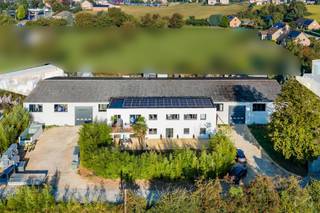 We Invest Hesbaye biedt u dit prachtige appartement uit 2023 aan.Dit appartement, gelegen op een steenworp afstand van de snelweg, beschikt over een...