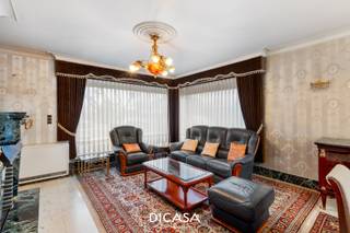 Deze alleenstaande woning onderscheidt zich door haar strategische ligging en het veelzijdige karakter van het perceel.<br />Een ideale opportuniteit voor wie op zoek is naar ruimte, renovatiemogelijkheden of ontwikkelingspotentieel.<br /><br />De woning, gebouwd in 1967, is degelijk en kloek opgetrokken met betonnen tussenvloeren en een spouwmuur — een solide basis voor een grondige renovatie.<br /><br /><strong>Indeling</strong><br />Op het gelijkvloers: inkomhal, polyvalente ruimte (slaapkamer of bureau), woonkamer, keuken, badkamer en apart toilet.<br />Op de eerste verdieping: nachthal, drie volwaardige slaapkamers en een zolderruimte.<br />Achteraan het perceel bevinden zich een garage en bijkomende bergruimtes.<br /><br /><strong>Troeven</strong><br />Bewoonbare oppervlakte: 176 m²<br />Perceeloppervlakte: 1.180 m²<br />Mogelijkheid tot opsplitsing in twee loten<br /><br /><strong>Ontwikkelingsmogelijkheden</strong><br />✔ Optie 1: Te renoveren (halfopen) woning + afzonderlijk perceel bouwgrond voor halfopen nieuwbouw<br />✔ Optie 2: Renovatie aan <strong>6%BTW</strong> van de bestaande woning op een prachtig ruim perceel<br />✔ Optie 3: <strong>Bouwgrond </strong>voor een alleenstaande villa aan <strong>6%BTW</strong><br /><br /><strong>Ligging</strong><br />Rustig gelegen in een residentiële woonwijk, met vlotte bereikbaarheid: op slechts 5 minuten van de autosnelweg en AZ Delta Rumbeke-Roeselare. Winkels en voorzieningen zoals bakker, slager en Albert Heijn bevinden zich eveneens op korte afstand.<br />Interesse in deze eigendom met tal van mogelijkheden?<br /><br />Contacteer ons via <strong>051 / 201 400</strong> of <strong>info@dicasa.be</strong>