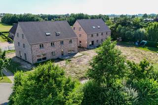 Deze uitzonderlijk ruime halfopen nieuwbouwwoning is uiterst centraal gelegen in Wingene, in de onmiddellijke nabijheid van winkels, scholen, het sportpark en belangrijke uitvalswegen. Dankzij het royaal perceel van 727 m² en de grote bewoonbare oppervlakte is deze woning ideaal voor gezinnen die op zoek zijn naar ruimte en comfort.<br /><br />De woning beschikt over doordachte indeling als volgt: inkomhal met gastentoilet en vestiaire, lichtrijke leefruimte met zit-en eethoek, open, geïnstalleerde keuken en aansluitende garage met ruimte voor wasplaats, fietsen en een wagen. Op de eerste verdieping zijn er 3 slaapkamers, waarvan 1 met ruime dressing, nachthal, toilet en badkamer met ligbad, inloopdouche en dubbele lavabo met meubel. De tweede verdieping is toegankelijk met vaste trap en kan verder afgewerkt worden naar keuze, mogelijkheid tot het afwerken met een vierde en vijfde kamer met eigen badkamer (reeds plannen en offerte beschikbaar). Bovendien is er boven de tweede verdieping nog een bergzolder toegankelijk met zolderluik.<br /><br />Naast de garage is er ook parkeermogelijkheid op de oprit.<br /><br />De woning wordt afgewerkt met onderhoudsvriendelijke en kwalitatieve materialen en voldoet aan de strengste huidige energienormen. De HOB is uitgerust met zonnepanelen, een warmtepomp, ventilatiesysteem en hoogwaardige isolatie, wat resulteert in een uiterst energiezuinige, comfortabele én ruime gezinswoning.<br /><br />Voor meer informatie of een vrijblijvende afspraak, aarzel niet en bel Michiel op het nummer 0473 255 533