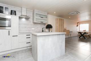 <p><strong>Instapklare gezinswoning met 4 slaapkamers en gezellige binnenkoer<br /><br /></strong>Op een perceel van circa 4 are bevindt zich deze ruime en goed onderhouden woning in de Heizijdestraat 6 te Lebbeke. Dankzij de centrale ligging zijn winkels, scholen en openbaar vervoer vlot bereikbaar, wat zorgt voor een aangenaam en praktisch dagelijks leven.<br /><br />De woning biedt op het gelijkvloers een comfortabele indeling met een ruime slaapkamer met dressing, een badkamer, een apart toilet, een berging, een volledig uitgeruste keuken en een gezellige woonkamer. Deze indeling maakt gelijkvloers wonen perfect mogelijk.<br /><br />De tussenverdieping is momenteel ingericht als speelruimte voor de kinderen, maar leent zich ook uitstekend als bureau of multifunctionele ruimte. Op de bovenverdieping bevinden zich nog drie volwaardige slaapkamers, wat het totaal op <strong>vier slaapkamers</strong> brengt, aangevuld met een gezellig zitgedeelte dat kan dienen als leeshoek of ontspanningsruimte.<br /><br />Vanuit de keuken geniet je van een mooi uitzicht op de gezellige, volledig afgesloten binnenkoer, waar het heerlijk vertoeven is. Deze veilige buitenruimte laat kinderen en huisdieren vrij spelen in alle rust. Parkeren is mogelijk achteraan het perceel, waar voldoende ruimte aanwezig is.<br />Een ideale gezinswoning die ruimte, comfort en een gunstige ligging perfect weet te combineren.<br /><br /><strong>🏗️ Geen renovatieverplichting (EPC-D)<br /></strong>👉 <strong>Kijk alvast binnenin:</strong> Virtuele toer (https://my.matterport.com/show/?m=UnDC1FdNZNT)<br />📞 <strong>Meer info &amp; bezoeken:</strong> 052 690 691 – bert@immotijl.be</p>