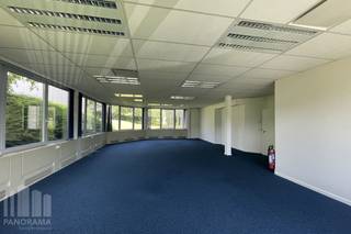Kwalitatief kantoor van 461 m² met 472 m² magazijnruimte te huur.<br />Gelegen op slechts 700 m van de op- en afrit Sint-Agatha-Berchem van de Brusselse Ring (R0), met een vlotte ontsluiting naar de E40. De site is bovendien goed bereikbaar met het openbaar vervoer, met het station Groot-Bijgaarden op amper 400 m.<br /><br />De kantoorruimte bevindt zich op de gelijkvloerse verdieping, geniet van veel natuurlijk lichtinval en is uitgerust met een kitchenette. Het magazijn is toegankelijk via een sectionale poort, wat zorgt voor een efficiënte logistieke werking.<br /><br />Het pand maakt deel uit van het Westpoint Business Park, dat beschikt over een ruime parking. Ideaal voor bedrijven die op zoek zijn naar een moderne, functionele en vlot bereikbare werkplek. Gelijksvloers van gebouw A kan bovendien geheel of in twee delen worden gehuurd, afhankelijk van de wensen van de huurder.<br /><br />Contacteer<strong> PANORAMA B2B</strong> voor bijkomende informatie, plannen of een vrijblijvend plaatsbezoek via<strong> 0477 09 00 09.</strong>