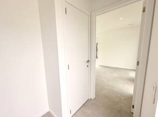 Vous recherchez un bâtiment mitoyen moderne et prêt à emménager dans un endroit facilement accessible ? Cette maison neuve récemment achevée allie un excellent score énergétique à un aménagement extrêmement confortable. Situé sur la Meldertsebaan à Lummen, vous bénéficierez d'un emplacement très central avec une connexion facile vers le centre et les municipalités environnantes. Les écoles, les magasins et les transports en commun sont littéralement à deux pas de la maison. Une opportunité unique pour ceux qui souhaitent louer confortablement avec toutes les commodités à portée de main, tout en profitant de leur propre coin de repos dans le jardin situé derrière.<br /><br />Disposition :<br /><br />Rez-de-chaussée :<br /><br />- hall d'entrée<br />- salon<br />- cuisine<br />- toilettes<br />- rangement<br />- jardin avec terrasse<br /><br />Étage +1 :<br /><br />- 3 chambres<br />- salle de bain<br />- rangement<br /><br />Informations supplémentaires :<br /><br />- Surface de la terrasse 21 m²<br />- étage supérieur avec climatisation<br />- Étiquette EPB : A+ <br /><br />Remarque importante concernant les photos :<br />Les photos présentées ont été prises dans la maison numéro 157. Les unités actuellement disponibles à la location sont les maisons numéro 159 et numéro 161. Bien que ces maisons aient essentiellement des finitions identiques (ou soient construites dans un miroir), les photos peuvent différer légèrement de la réalité en termes de détails. Par exemple, l'arbre du jardin sur la photo ne fait pas partie des maisons actuellement à louer.<br /><br />Le moyen le plus rapide pour visiter cet appartement ? Demandez votre visite via le bouton rouge de notre site Web (www.dewaele.com).<br /><br />Les rendez-vous ne peuvent pas être pris par téléphone. Si vous avez d'autres questions, vous pouvez nous contacter par téléphone au 011 30 50 50.