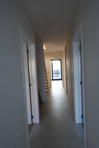 Volledig gerenoveerde, energiezuinige gezinswoning, rustig gelegen vlak bij het dorspsplein van Oostakker. Indeling: inkomhal, 2 slaapkamers,...