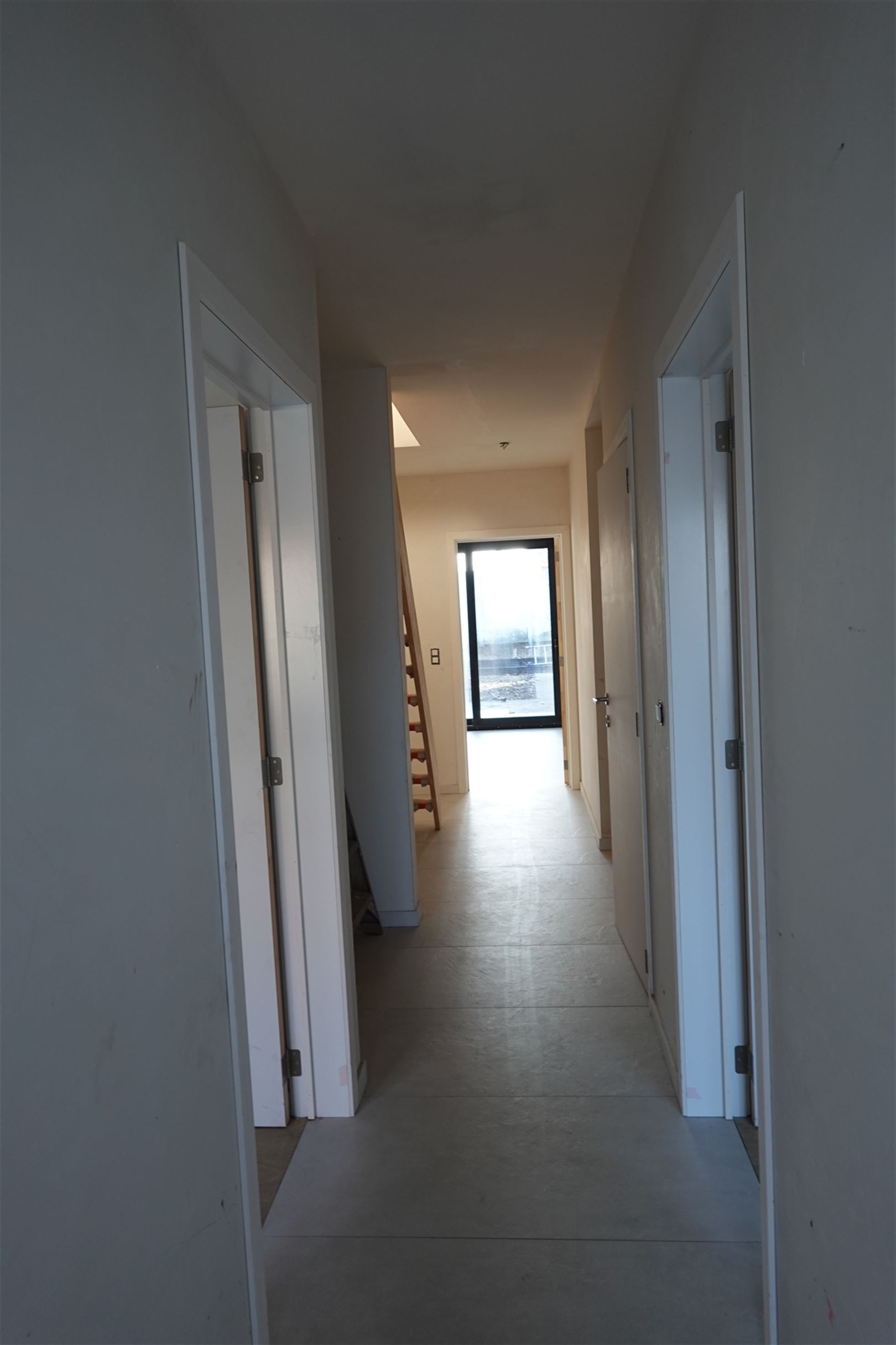 Volledig gerenoveerde, rustig gelegen woning met 4 slaapkamers. - foto 2