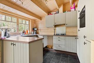 Deze charmante, geregulariseerde woning is gelegen in een rustige, groene omgeving met een uitgesproken bosrijk karakter en biedt de ideale...