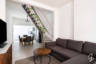 <p>Op zoek naar een betaalbare woning met ruimte, potentieel én een centrale ligging?<br />Deze stadswoning in de Molenstraat, pal in het hart van Geraardsbergen, vormt een uitstekende opportuniteit voor starters, jonge gezinnen of investeerders.<br />De woning beschikt over een leefruimte en open keuken op het gelijkvloers, 2 volwaardige verdiepingen met 3 slaapkamers en badkamer en daarboven nog een ruime zolderverdieping.<br />Deze zolder biedt heel wat mogelijkheden en kan, mits de nodige aanpassingen ingericht worden als een volwaardige extra verdieping. <br />Met een totale oppervlakte van circa 130 m² biedt deze woning een verrassend potentieel. Bovendien beschikt de woning over een kelder van ongeveer 9 m², ideaal als extra bergruimte voorzien voor wasmachine en droogkast.<br />De centrale ligging in hartje Geraardsbergen zorgt ervoor dat winkels, horeca, scholen, openbaar vervoer en alle dagelijkse voorzieningen vlot bereikbaar zijn.<br />Interesse?<br />Contacteer Kat: 0473/42.76.99. – katrien@cornelis-goeman.be<br />Vraagprijs: € 199.000</p>