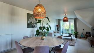 Samenstelling; Inkomhal, gastentoilet, ruime woon- en leefkamer met heel veel lichtinval, een open en volledig geïnstalleerde keuken, en een berging.<br /><br />Verder vinden we op de tweede verdieping nog de badkamer met een douche en de eerste 2 slaapkamers terug.<br /><br />Op de derde verdieping is er dan nog een derde slaapkamer.<br /><br />Het appartement beschikt ook over een aangenaam terras. <br /><br /><strong>Wenst U dit appartement te bezichtigen? Aarzel dan niet en vraag vandaag nog uw bezoek aan via de website.</strong>