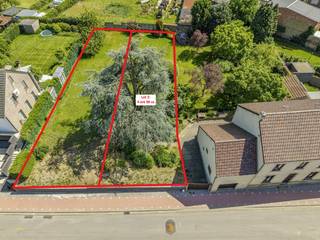 Deze Zuid-gerichte bouwgrond voor het bouwen van een half-open bebouwing is gelegen in hartje Sint-Pieters-Rode in een landelijke omgeving op een boogscheut van het Kasteel van Horst. Gekend als lot 2 met een perceeloppervlakte van 4 are 38 ca van een recent goedgekeurde kleine verkaveling in een vernieuwde straat.<br />Benieuwd hoe u kan bouwen ? U kan de verkavelingsvoorschriften hieronder downloaden.<br />Voor bijkomende info kan u me bereiken op 0477 284876 of via vincent@immojanstas.be
