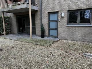 <p>Dit gezellig, ruim en instapklaar gelijkvloers appartement beschikt over een inkomhal, een ruime woonkamer met een open ingerichte keuken (dubbele spoelbak, kookvuur, dampkap, oven, vaatwasmachine en frigo met vriesvak), 2 ruime slaapkamers (16 m² en 8 m²), een badkamer met dubbele lavabo en een inloopdouche, een apart toilet en een berging met plaats voor wasmachine en droogkast.</p>
<p>Het appartement beschikt over een terras, centrale verwarming op aardgas en een ventilatiesysteem. Er kan gebruik gemaakt worden van de gemeenschappelijke fietsenberging en er is veel parkeergelegenheid rondom het gebouw. Laadpunt elektrische wagens aanwezig.</p>
<p>Centraal gelegen, op wandelafstand van winkels, scholen en openbaar vervoer.</p>
<p>Beschikbaar vanaf 01.06.2026. Huurprijs € 840 + € 40 gemeenschappelijke kosten. EPC 117 (label B).</p>