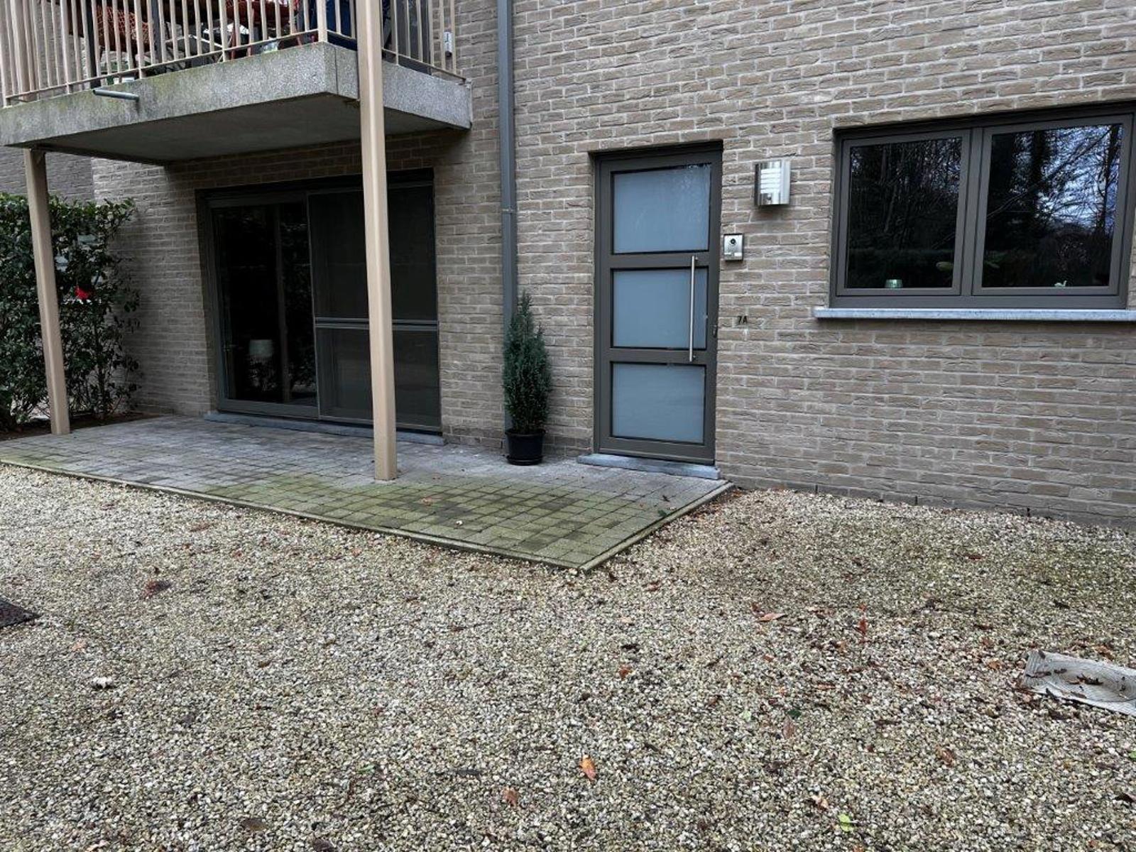 Mooi gelijkvloers appartement met 2 slaapkamers en terras. - foto 2