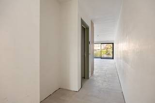 ENKEL BEZOEKEN MOGELIJK DOOR ONDERSTAANDE LINK VOLLEDIG EN CORRECT IN TE VULLEN:<br />https://mijnhuurprofiel.be/property/e3383060-bb62-4c50-915d-67d5b082631d/login<br /><br />Gelegen in het centrum van Malle vinden we dit lichtrijke nieuwbouwappartement op de eerste verdieping, dat zowel via de lift als de trap bereikbaar is.<br /><br />INDELING: <br /><br />Via de inkomhal bereiken we de lichtrijke leefruimte, die in een open geheel verbonden is met de volledig geïnstalleerde keuken. Dankzij het grote schuifraam geniet de leefruimte van een aangename lichtinval en is er rechtstreeks toegang tot het terras aan de achterzijde, waar u in alle rust kan genieten.<br /><br />Nabij de keuken bevindt zich een praktische berging, voorzien van aansluitingen voor een wasmachine en droogkast. Verder beschikt het appartement over een badkamer met douche, ligbad en dubbel lavabomeubel, evenals een apart gastentoilet. Tot slot beschikt het appartement over twee slaapkamers voorzien van screens.<br /><br />Buiten beschikt het appartement over een gemeenschappelijke afvalberging en een privatieve fietsenberging.<br /><br />Een privatieve autostaanplaats is verplicht bij te huren aan €50 per maand. De gemeenschappelijke kosten bedragen €50 per maand en omvatten onder meer het onderhoud van de lift en gemeenschappelijke hal.<br /><br />De huurwaarborg bedraagt drie maanden huur. Het appartement is beschikbaar vanaf 1 december 2026.<br />Alle nutsvoorzieningen zijn rechtstreeks af te sluiten door de huurder.<br /><br />Voor meer info of een bezoek, neem contact op met Kato via kato@reds.be.