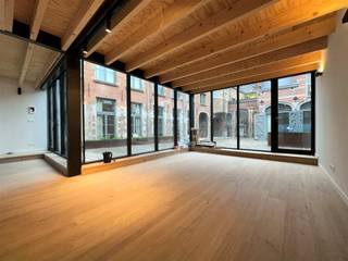 <p><span>Hof Van Immerseel: Wonen in een historisch complex met een Bourgondische kapel van ca. 1495. Via de impressionante poort bereikt men het eerste binnenplein. Hier bevindt zich de inkom naar de eerste vier luxueuze appartementen met een prachtig evenwicht tussen modern comfort en authentieke elementen zoals molures, houten steunbalken, prachtige vloeren, … . Rondom het tweede binnenplein bevindt zich het koetshuis en twee moderne glazen huizen.</span></p>
<p><span> </span></p>
<p><span>Indeling : Op het gelijkvloers bevinden zich de leefruimte, open keuken, het gastentoilet en een berging voor wasmachine en droogkast. Via de trap bereikt men de eerste verdieping. Hier bevinden zich twee slaapkamers en de badkamer met wastafelmeubel, inloopdouche en toilet. Vanuit de leefruimte heeft men toegang tot het terras.</span></p>
<p><span> </span></p>
<p><span>Bijzonderheden:</span></p>
<ul>
<li><span>Veel lichtinval </span></li>
<li><span>Loftgevoel door stalen balken en houten plafonds</span></li>
<li><span>Vanuit elke ruimte zicht op historische gebouwen</span></li>
<li><span>Hoogwaardige afwerking en voorzien van kastenwand, verlichting en gordijnen</span></li>
<li><span>Dit appartement kan via een vennootschap gehuurd worden.</span></li>
<li><span>Airco wordt in augustus in de slaapkamers geplaatst.</span></li>
</ul>
<p><span>Minimum duur huurovereenkomst 3 jaar - huurwaarborg 3 maanden huur - onmiddellijk beschikbaar</span></p>