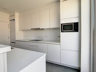 Indeling van de woning: GELIJKVLOERS: - inkom met gastentoilet- open keuken- ruime berging 1e VERDIEPING:- lichtrijke leefruimte- ruime...