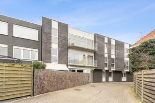 De recente residentie Maple Leaf is rustig en centraal gelegen op de hoek van de Diksmuidse Heerweg en de Sint-Sebastiaanstraat. Het appartement heeft een uitstekende verbinding en biedt u alle hedendaags wooncomfort. In de onmiddellijke nabijheid vindt u winkels, openbaar vervoer, scholen, het centrum van Brugge, enz.<br /><br />Indeling:<br />inkom, zonnige leefruimte, uitgeruste keuken, terras, badkamer met inloopdouche, slaapkamer.<br /><br />Goed toegankelijke fietsenstalling.<br /><br />Bezoeken? Graag na afspraak met Avantimmo op het nummer 050 62 50 55