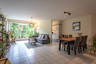 Centraal gelegen appartement met 2 ruime slaapkamers, terras en garage.
Dit charmante eigendom bevindt zich op de 2de verdieping en geniet volgende indeling;
Een ruime open inkomhal met toegang tot alle ruimtes.
Een leefgedeelte met grote raampartijen en groen zicht, met voldoende plaats voor salon en eetkamergedeelte.
Aansluitend een inloopkeuken voorzien van koelkast, kookplaat, dampkap, oven , vaatwasser en spoelbak.
Twee slaapkamers met beide toegang tot het achterliggend terras.
Een badkamer met lavabomeubel en ligbad. Een apart toilet en aparte berging met plaats voor wasmachine.
Direct achter het gebouw bevindt zich een gesloten garagebox, inbegrepen in de prijs.
Op wandelafstand van alle winkels, openbaar vervoer, scholen en park.
Gunstig EPC B, elektriciteit conform en geen asbest.