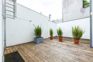 <strong>Kantoor ca. 117m² met terras ca. 40m² gelegen langs De Keyserlei ter hoogte van de aansluiting met het Koningin Astridplein, in het eigenlijke centrum van Antwerpen tegenover het Centraal Station en de Diamantwijk.<br /><br /></strong>Zeer goede ligging langs de commerciële as De Keyserlei/Meir, die het Centraal Station verbindt met de binnenstad en de Groenplaats. Een handelsstraat met gerenoveerde winkelpanden afgewisseld met horeca-zaken en enkele recent opgerichte luxe-hotels waaronder Hylitt en Astrid Plaza.<br />Openbaar vervoer: stopplaatsen van alle stad- en streekverbindingen in de directe nabijheid.<br />Directe parkeermogelijkheid in de omgeving: parking De Keyser (De Keyserlei) en Astridparking (Astridplein).<br />Uniek zicht op de Keyserlei en het Centraal Station.<br /><br /><span><strong>GEBOUW:<br /></strong></span>Het gebouw werd oorspronkelijk opgericht rond 1900 en werd recent volledig vernieuwd. De vier verdiepingen zijn verbouwd tot kantoren en voorzien van alle modern comfort.<span><strong><br /><br /></strong><strong>INDELING:</strong></span><br /><br />U betreedt het kantoor via de INKOMHAL <span>ca. 1,4m x 3,2.<br /><br /></span>Van hieruit krijgt u toegang tot de twee ruimtes;<br />Ruimte 1 ca. 7,8m x 6m<br />Ruimte 2 ca. 7,7m x 5,8m<br />In het midden is er een <span>kitchenette </span><span>ca. 2,6m x 3,3m en dames- en herentoilet.<br />Langs de achterkant is er een ruim privé terras van ca. 40m².<br /><br /></span><strong><span>Bijzonderheden: </span></strong><br />* Luxueuze inkom en binnen afwerking<br />* Lift en beveiliging aanwezig in gebouw<br />* Airco en centraal ventilatiesysteem? EPC B<br />* Beschikbaar - Af te spreken met huurder<br />* Individuele meters voor elektriciteit, water en gas<br />* Zeer centraal gelegen nabij het Centraal Station en openbaar vervoer.<br />*AO/maand €325,00/maand incl. brandverzekering, elektriciteit algemene delen, schoonmaak gemeenschappelijke delen en eventuele onderhoudswerken en alarminstallatie<br />* OV voor huurder: € 1850,87