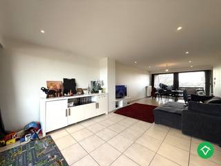 Dit dakappartement is gelegen op een uiterst centrale ligging te Roeselare, kortbij het stadscentrum, het station, zijn vele invalswegen, de Wallemeersen en nog veel meer! Gunstige Mobiscore!<br /><br />De indeling is als volgt: gemeenschappelijke inkomhal - lift - trap - privatieve inkomhal - apart toilet - lichtrijke living met twee volwaardige terrassen (prachtige vergezichten) - uitgeruste keuken met bijhorende (was)berging - 4 volwaardige, grote slaapkamers - extra, apart toilet - badkamer (meubel, douche en ligbad). <br />In de vraagprijs zit er ook nog een bijhorende staanplaats alsook kelderberging op de -1 verdieping. Er is de mogelijkheid tot de aankoop van een aparte, afgesloten garagebox (Aankoopprijs: 24.500 EUR). <br /><br />Troeven:<br />- Bewoonbare oppervlakte van 160 m²! <br />- Gunstig EPC (label-B)<br />- Ruim appartement met 4 slaapkamers<br />- Centrale ligging in centrum Roeselare<br />- Geen bovenburen (enige op bewoner op de bovenverdieping) <br />- Prachtige vergezichten over Roeselare<br /><br />Meer info? Neem dan gerust contact met ons op! louis@vastgoedsinnaeve.be - 0493/40 13 30