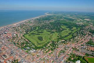 <p><strong>Hoogwaardig afgewerkt hoekappartement</strong>, bijzonder goed gelegen nabij het strand, de Approach Golf en de boetieks van het Zoute.</p>
<p><strong>Indeling:</strong><br />Inkomhal met gastentoilet en vestiaire. Lichte en aangename leefruimte met grote raampartijen en een gezellige eetplaats. Praktische en volledig ingerichte open keuken, voorzien van kwalitatieve Miele-toestellen. Aansluitend bevindt zich een <strong>zuidgericht terras</strong>.</p>
<p>Nachthal met toegang tot <strong>drie volwaardige slaapkamers</strong>, elk uitgerust met ingemaakte kasten. De master suite beschikt over een <strong>eigen ensuite douchekamer</strong>. Zowel vooraan als achteraan is er een terras, waarbij het achterste terras uitgeeft op een <strong>kleine tuin</strong>.</p>
<p>Verder beschikt het appartement over een <strong>inpandige garagebox</strong> en een <strong>privatieve kelder</strong> in de residentie.</p>
<p><strong>Discrete verkoop.</strong> Bijkomende informatie en foto’s zijn verkrijgbaar op aanvraag.</p>