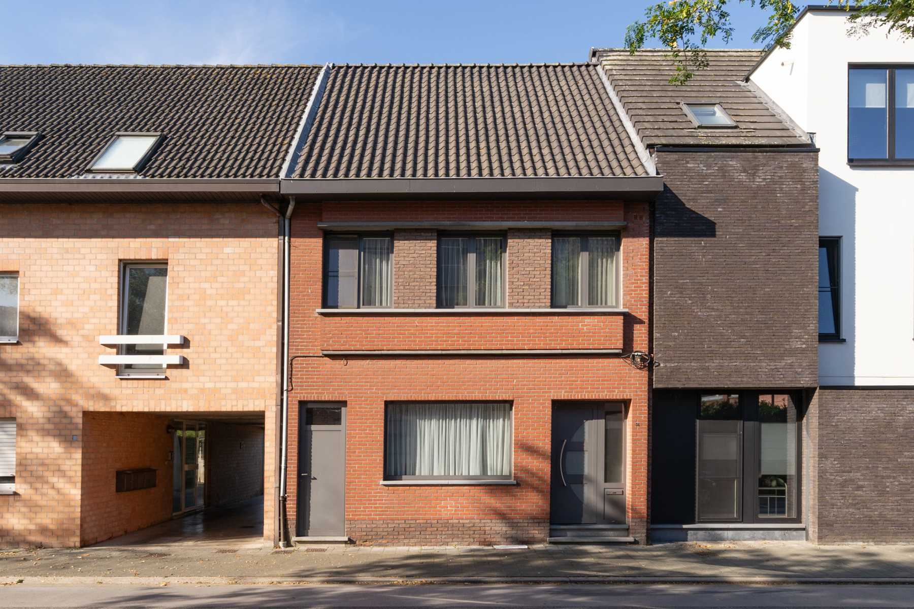 GESLOTEN BEBOUWING IN HET CENTRUM VAN WUUSTWEZEL - foto 1