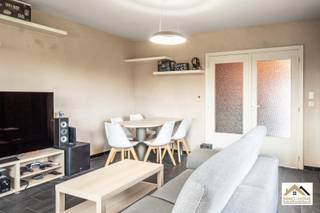 Het karaktervolle gebouw, met een doorgang onder het pand naar de 7 garages, herbergt drie wooneenheden.Op de 2de verdieping en dus dakappartement...