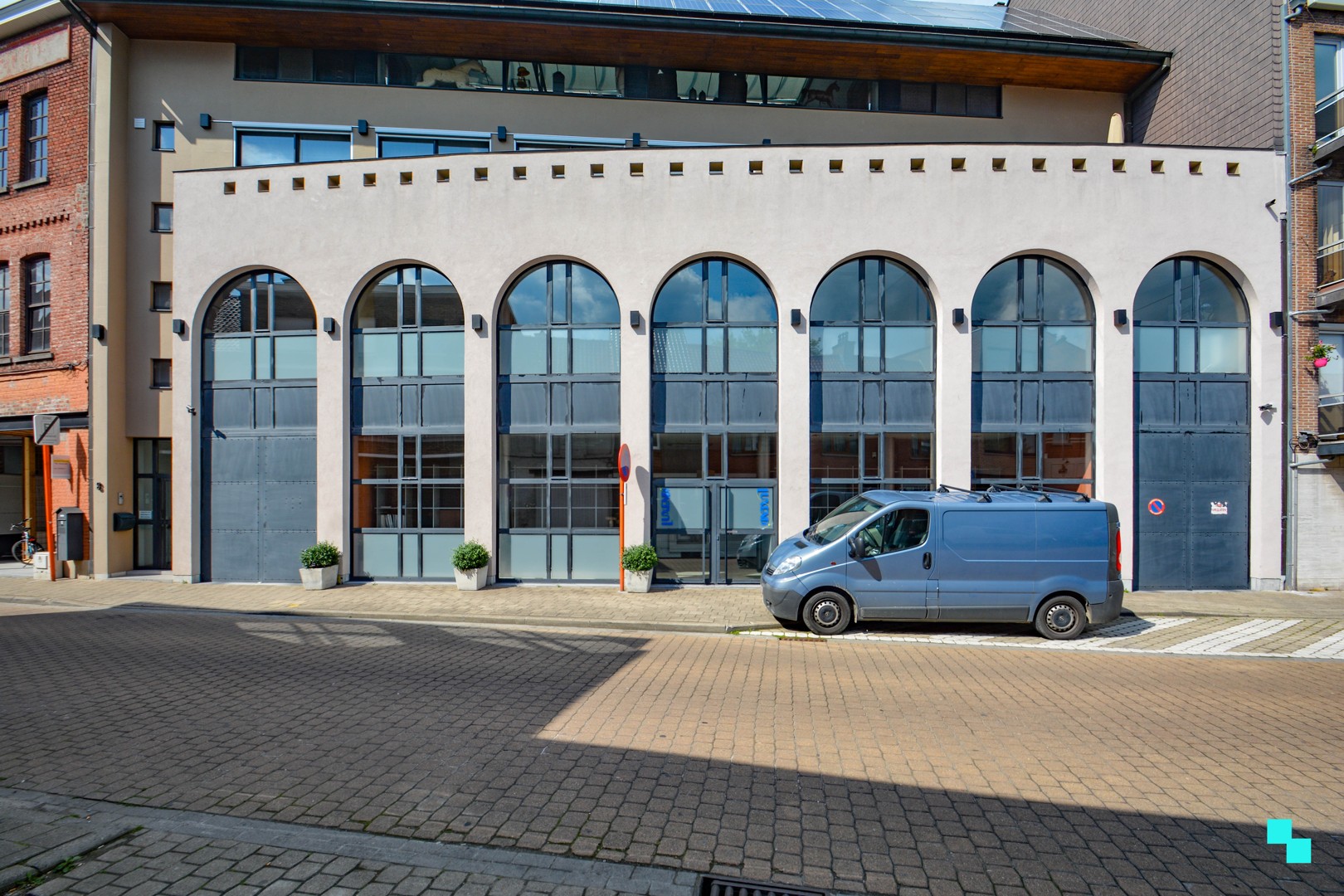 Commercieel gebouw met magazijn in het centrum van Izegem - foto 1
