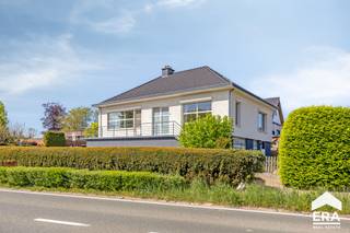[[ DIT PAND NEEMT DEEL AAN DE ERA OPEN HUIZEN DAG OP 13/6 VAN 16:00 TOT 17:00 ]]
Bent u op zoek naar een ruime woning op een uitstekende locatie? Dan is deze splitlevelwoning aan de Bevrijdingslaan 32 in Meerhout zeker een bezoek waard. Dankzij het gunstige EPC, de praktische indeling en de vele bergruimtes is deze woning ideaal voor wie comfortabel en ruim wil wonen. Daarnaast geniet u hier van een aangename vlot bereikbare woonomgeving waar alle dagelijkse voorzieningen (winkels, scholen, openbaar vervoer, invalswegen) binnen handbereik zijn.<br /><br /><strong>Troeven:</strong>
<ul><li>Gunstig EPC: label-B</li><li>3 slaapkamers, mogelijkheid tot 4 slaapkamers</li><li>Inpandige garage én carport (parkeren motorhome mogelijk)</li><li>Reeds uitgevoerde renovaties: dak, ramen, keuken, badkamer</li><li>Veel bergruimte</li><li>Aangename tuin</li><li>Centrale en gunstige ligging</li></ul>
<strong>Indeling:</strong>

<ul><li>Gelijkvloers: inpandige garage, wasplaats en meerdere bergruimtes + mogelijkheid 4de slaapkamer</li><li>1ste verdieping: inkomhal, leefruimte, keuken, eetkamer, badkamer, slaapkamer 1</li><li>2de verdieping: slaapkamer 2, slaapkamer 3 en apart toilet</li></ul>
Kortom, een ruime en veelzijdige woning met tal van mogelijkheden, ideaal voor wie comfortabel wil wonen op een uitstekende locatie. Contacteer ons vandaag nog voor een bezoek en ontdek zelf het potentieel van deze woning!