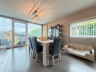 GELIEVE UITSLUITEND TE REAGEREN VIA HUURDERSPROFIEL via deze link : https://immogoffin.mijnhuurprofiel.be/property/0ed42b9c-fd8c-4e34-a791-8aee8b68f3cc<br /><br />Deze halfopen woning met een bewoonbare oppervlakte van 137 m² is gelegen aan de Henri Dunantlaan 45 te Hoeselt, op een perceel van 3a10ca. <br /><br />Op slechts enkele minuutjes rijden ligt het centrum van Hoeselt, met alle dagelijkse voorzieningen zoals winkels, supermarkten, bakkers, scholen,..<br />De oprit van de E313 ligt op een tweetal kilometer, ideaal voor wie een vlotte verbinding zoekt met omliggende steden. Het centrum van Bilzen ligt op een viertal kilometer. <br /><br />De indeling van deze hedendaagse woning is als volgt:<br />Op het gelijkvloers: <br />inkomhal met aparte WC, trap naar de bovenverdieping, open leefruimte met zicht op het terras en op de tuin, een open degelijk uitgeruste keuken inclusief afwasmachine, technische berging achter de keuken, met handige doorloop naar de inpandige garage. <br />Op de eerste verdieping: <br />overloop, hal, badkamer met bad en wc en drie slaapkamers <br />Buiten: <br />Omheinde tuin met een tuinhuis<br /><br />EPC: 266 kWh/(m²jaar) - label C<br />•CV op aardgas<br />•waterverzachter <br />•regenwaterput 5000 liter aangesloten op de 2 WC's en de buitenkranen<br /><br />Oppervlakte: bron EPC<br />BESCHIKBAAR vanaf 01.09.2026.
