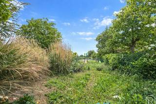<p>LEUKE op te frissen woning met 3 slaapkamers en TUIN. Indeling: grote inkomhal, lichtrijke leefruimte met zicht op de tuin, open geïnstalleerde keuken en badkamer met bad en toilet. O de eerste verdieping bevinden zich 3 slaapkamers. Verder is er nog een RUIME zolder met vaste trap die kan dienen als vierde slaapkamer. TROEVEN: LEUKE woning met MOOI ZICHT, mogelijkheid tot 4 slaapkamers en parking aanwezig. Bezoek na afspraak: info@immobeguin.be</p>