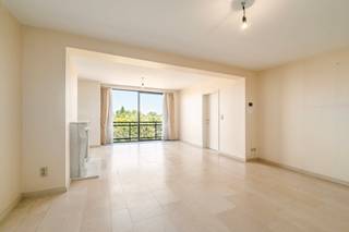 [[ DIT PAND NEEMT DEEL AAN DE ERA OPEN HUIZEN DAG OP 19/9 VAN 11:00 TOT 12:00 ]]
<p>Dit instapklare appartement aan de Noordlaan in Dendermonde biedt een aangename combinatie van ruimte, comfort en een centrale ligging. De grote leefruimte en ruime kamers zorgen voor een open en lichtrijke woonbeleving. Het gezellige zuidgerichte terras vormt een fijne plek om te ontspannen in alle rust. Dankzij de nabijheid van scholen, openbaar vervoer, het station, park en ziekenhuis geniet u hier van een vlotte bereikbaarheid. Bovendien kan het lopende huurcontract van de garage beneden overgenomen worden, wat een praktische oplossing biedt voor parkeren in het centrum.</p>

<p> </p>

<p>Belangrijkste ruimtes:<br />• Ruime woonkamer (33 m²) met veel lichtinval<br />• Keuken (10 m²) uitgerust met inductiekookplaat, oven, koelkast, vaatwasser en dubbele spoelbak<br />• Inkomhal (9 m²) met vlotte toegang tot de leefruimtes<br />• Badkamer (5 m²) met dubbele wastafel in meubel<br />• Apart toilet<br />• Berging (2 m²) en extra berging (3 m²)<br />• Slaapkamer (14 m²)<br />• Slaapkamer (13 m²)<br />• Zuidgericht terras (7 m²)<br />• Extra terras (3 m²)</p>

<p>Troeven:<br />• Instapklaar appartement met ruime leefruimte en grote kamers<br />• Gezellig zuidgericht terras<br />• Mogelijkheid tot overname huurcontract garage beneden</p>

<p>Neem vandaag nog contact op met je ERA-makelaar voor een bezoek. JOUW DROOMAPPARTEMENT. ZO GEVONDEN!</p>